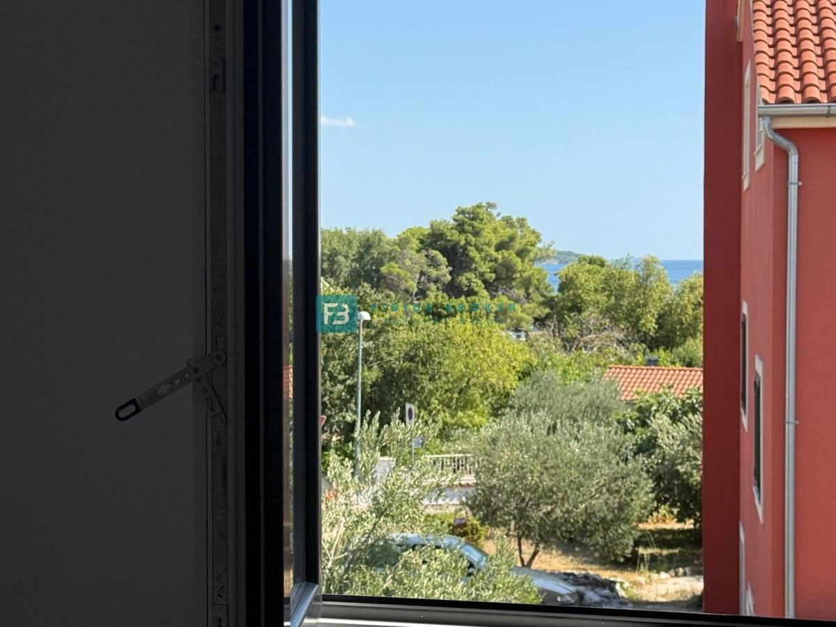 VODICE, novogradnja, 200 m do plaže, dvoetažni apartma, terasa