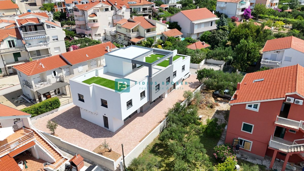 VODICE, novogradnja, 200 m do plaže, dvoetažni apartma, terasa
