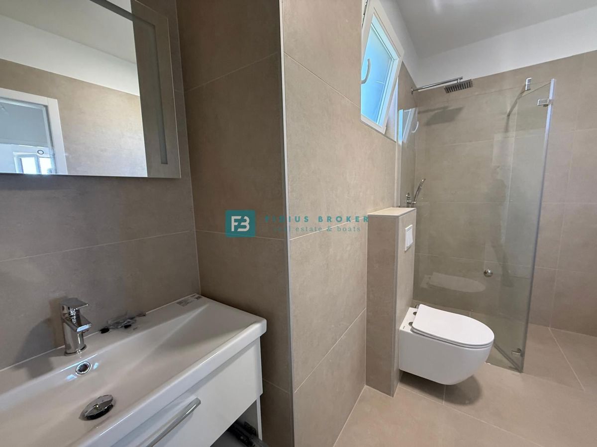 VODICE, novogradnja, 200 m do plaže, dvoetažni apartma, terasa