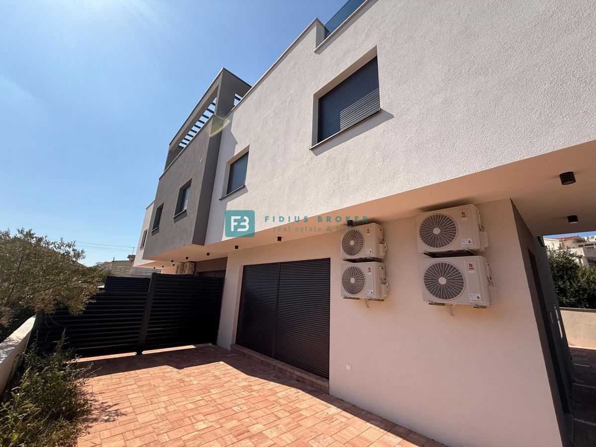 VODICE, novogradnja, 200 m do plaže, dvoetažni apartma, terasa