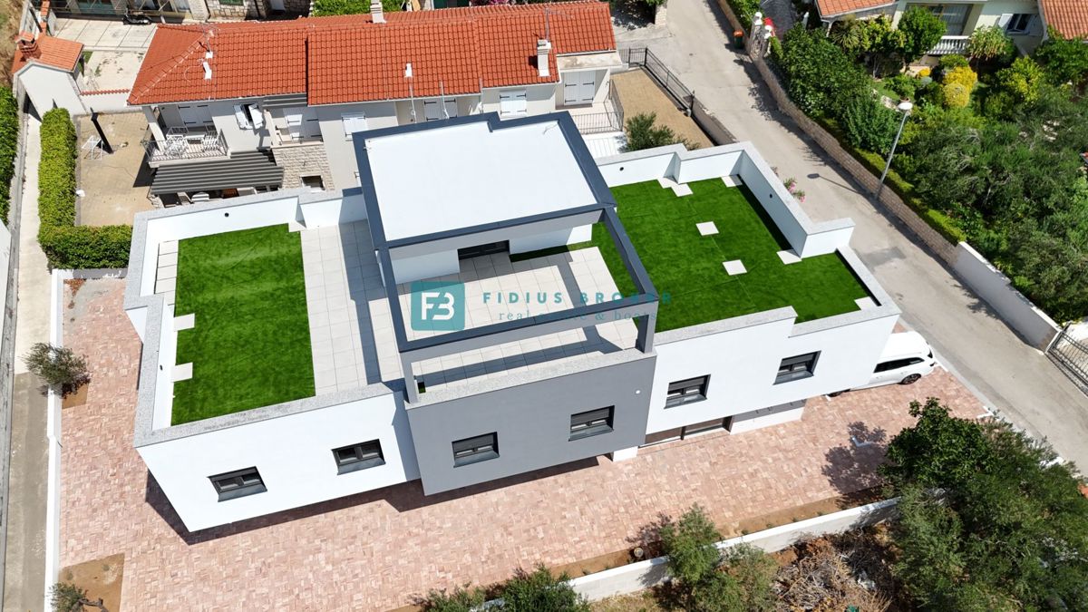 VODICE, novogradnja, 200 m do plaže, dvoetažni apartma, terasa