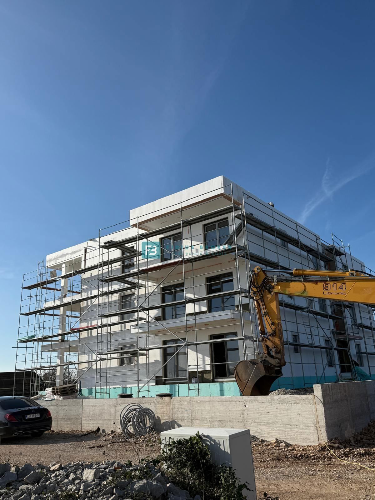 VODICE, novogradnja, 2. nadstropje, pogled na morje, 3 spalnice, 2 parkirni mesti