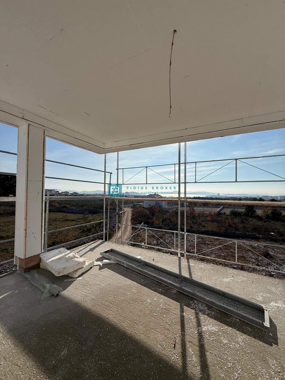 VODICE, novogradnja, 2. nadstropje, pogled na morje, 3 spalnice, 2 parkirni mesti