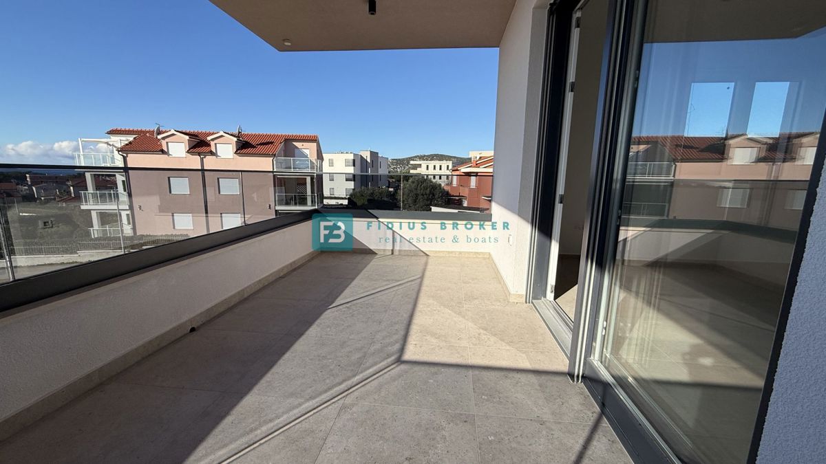 TRIBUNJ, novo, 1. nadstropje, pogled na morje, 500 m do plaže, shramba, 3 spalnice