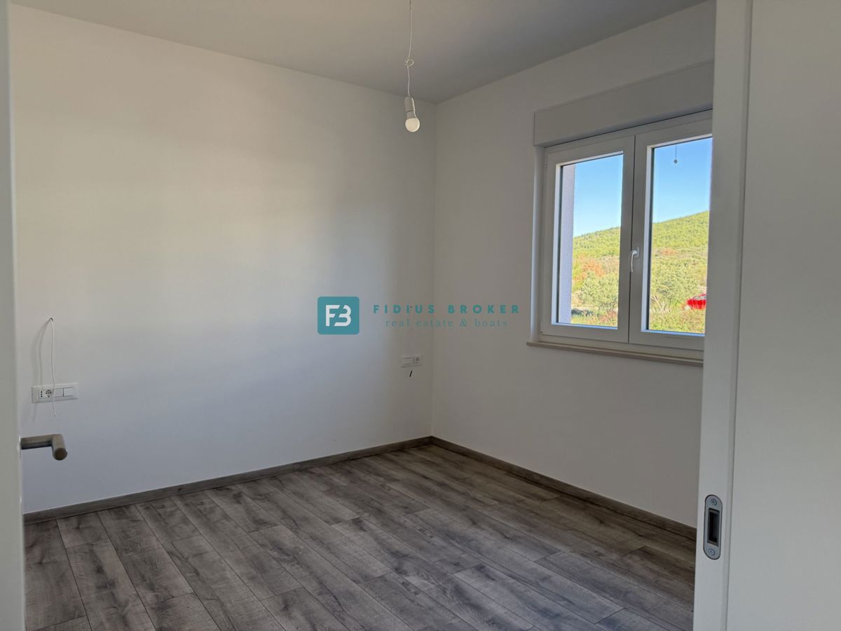 TRIBUNJ, novo, 1. nadstropje, pogled na morje, 500 m do plaže, shramba, 3 spalnice