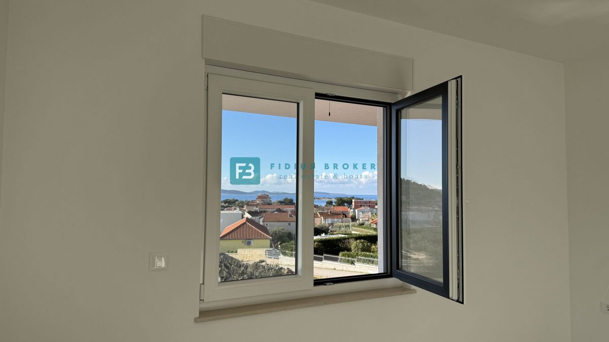 TRIBUNJ, novo, 1. nadstropje, pogled na morje, 500 m do plaže, shramba, 3 spalnice