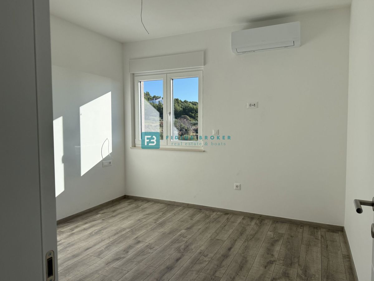 TRIBUNJ, novo, 1. nadstropje, pogled na morje, 500 m do plaže, shramba, 3 spalnice