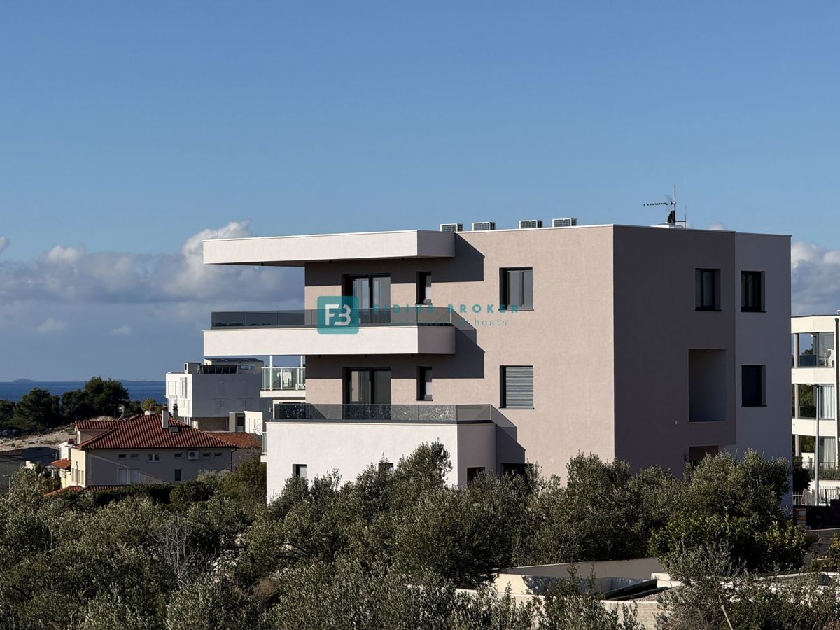 TRIBUNJ, novo, 1. nadstropje, pogled na morje, 500 m do plaže, shramba, 3 spalnice