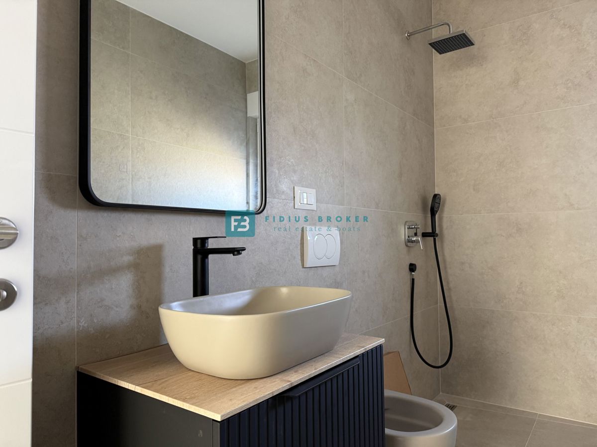 TRIBUNJ, novo, 1. nadstropje, pogled na morje, 500 m do plaže, shramba, 3 spalnice