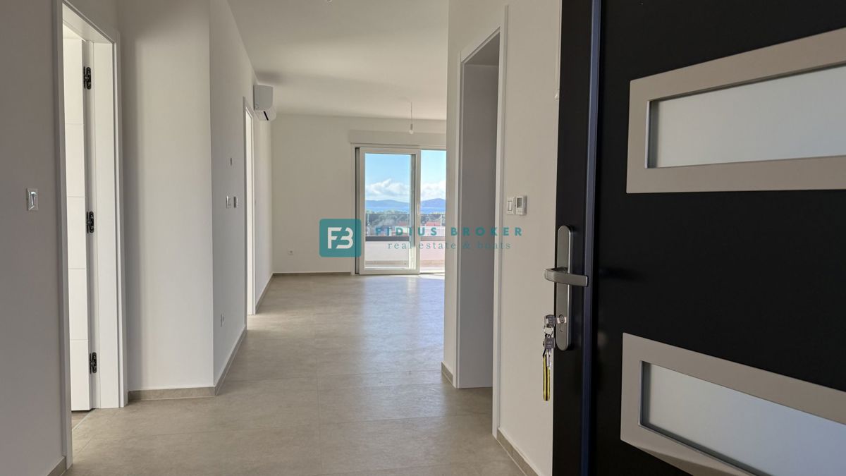 TRIBUNJ, novo, 1. nadstropje, pogled na morje, 500 m do plaže, shramba, 3 spalnice