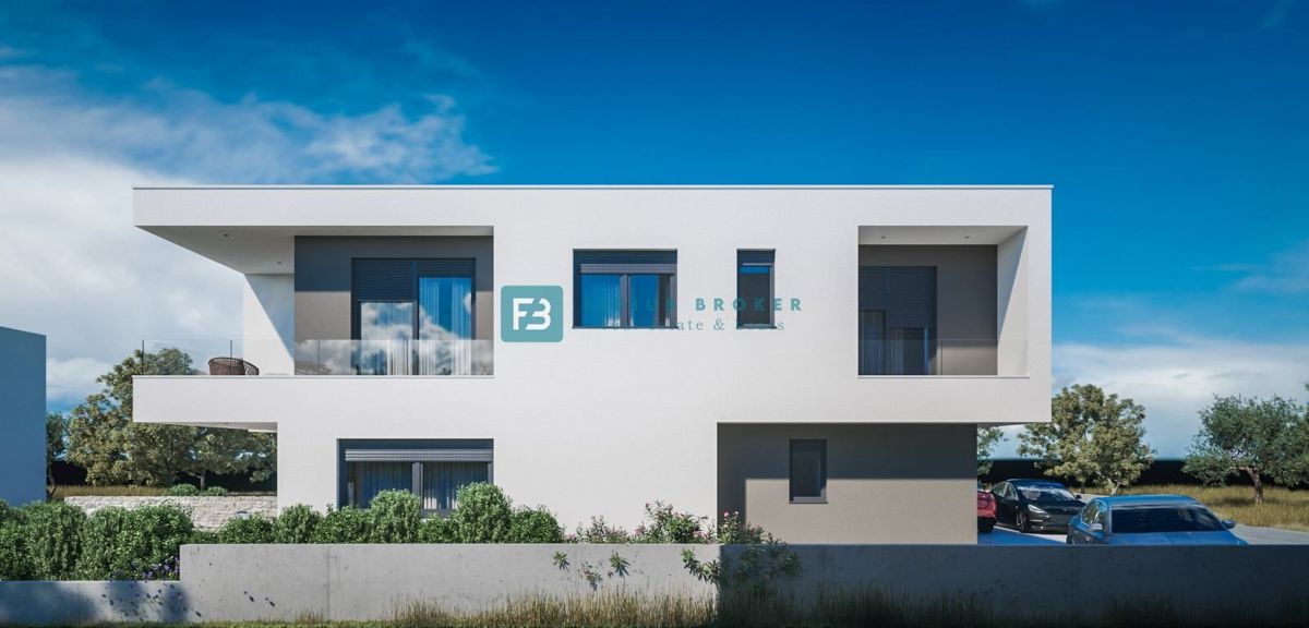 VODICE, novogradnja, pol samostojna hiša, bazen, dvorišče, 2 parkirni mesti