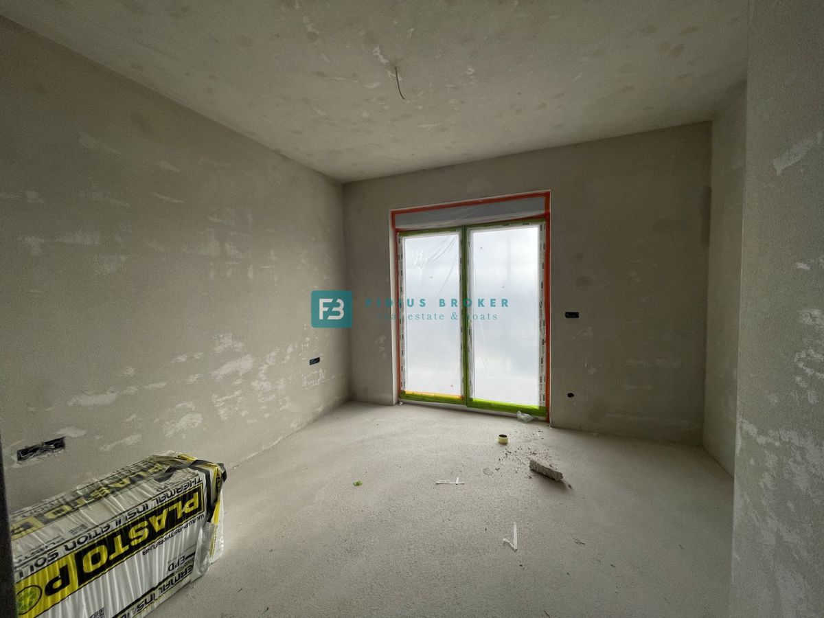 VODICE, novogradnja, 2. nadstropje, pogled na morje, 3 spalnice, 2 parkirni mesti