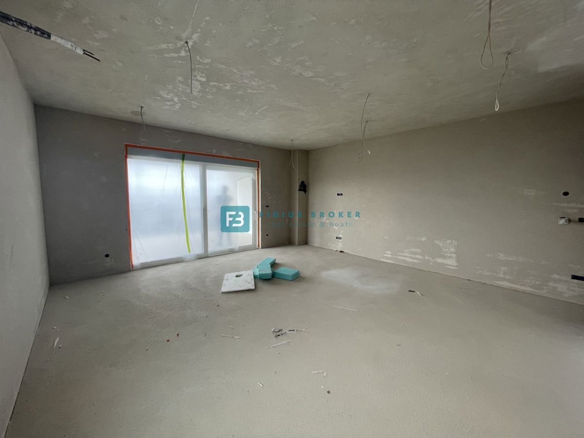 VODICE, novogradnja, 2. nadstropje, pogled na morje, 3 spalnice, 2 parkirni mesti