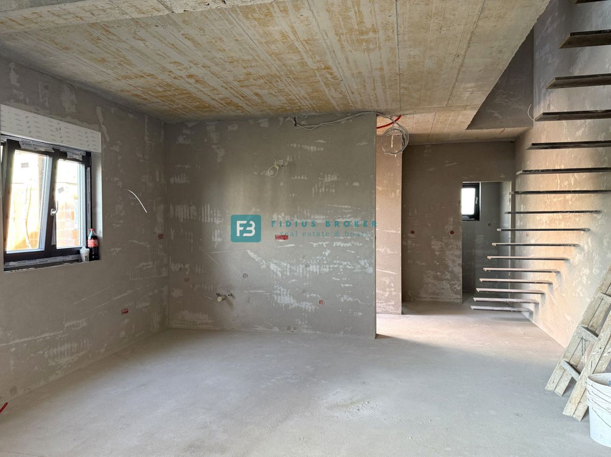 VODICE, novogradnja, dvojček, 650 m od morja, vrt 120 m2, S1