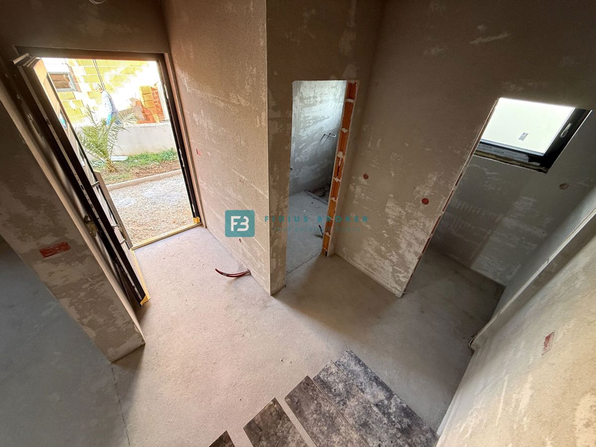 VODICE, novogradnja, dvojček, 650 m od morja, vrt 120 m2, S1