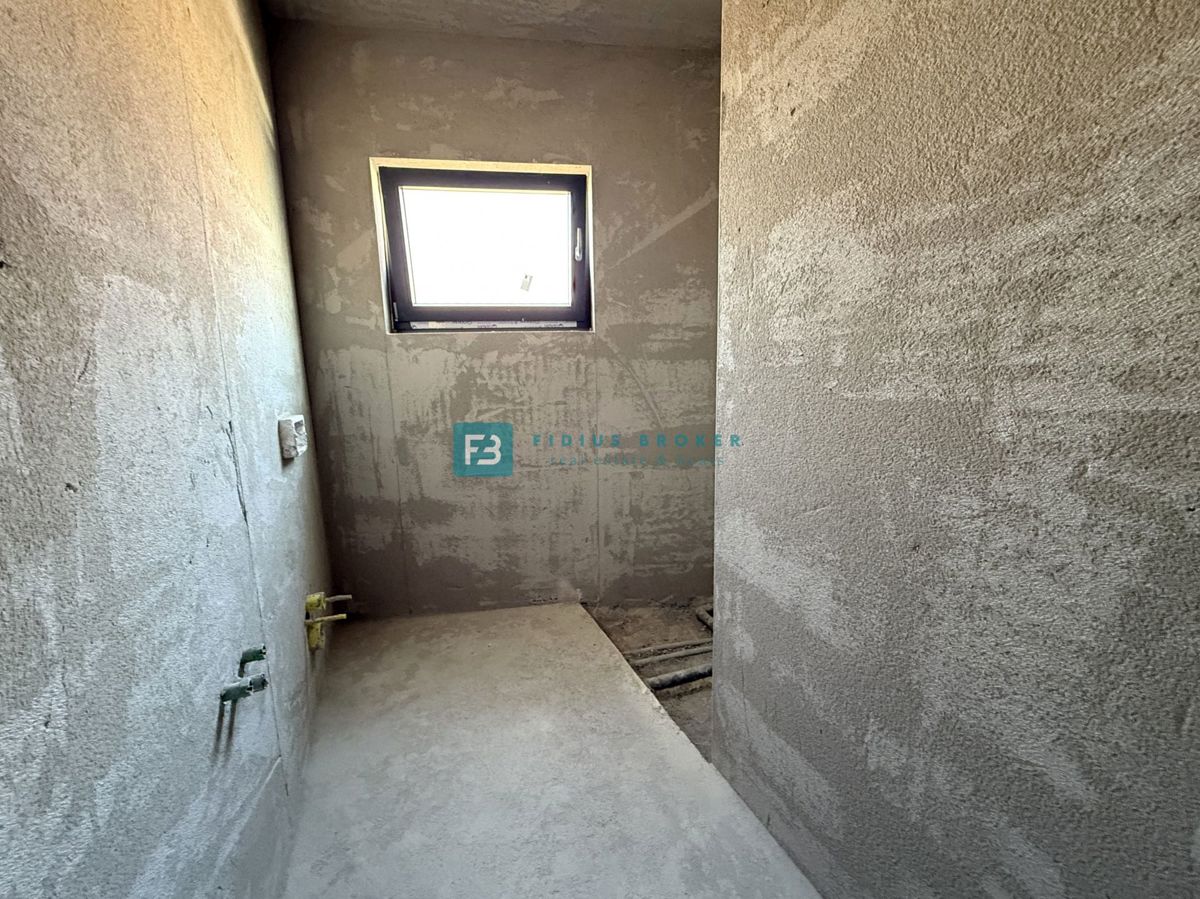 VODICE, novogradnja, dvojček, 650 m od morja, vrt 120 m2, S1