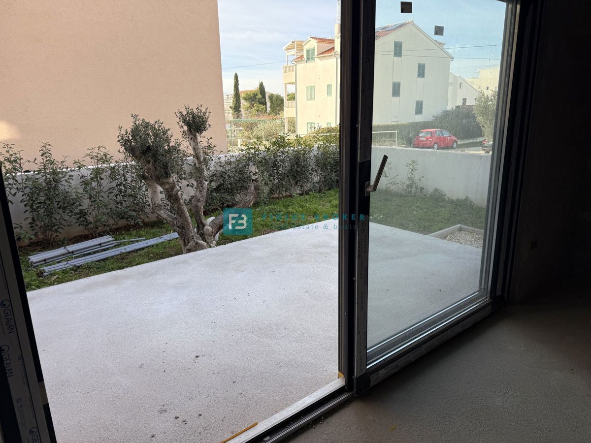 VODICE, novogradnja, dvojček, 650 m od morja, vrt 120 m2, S1