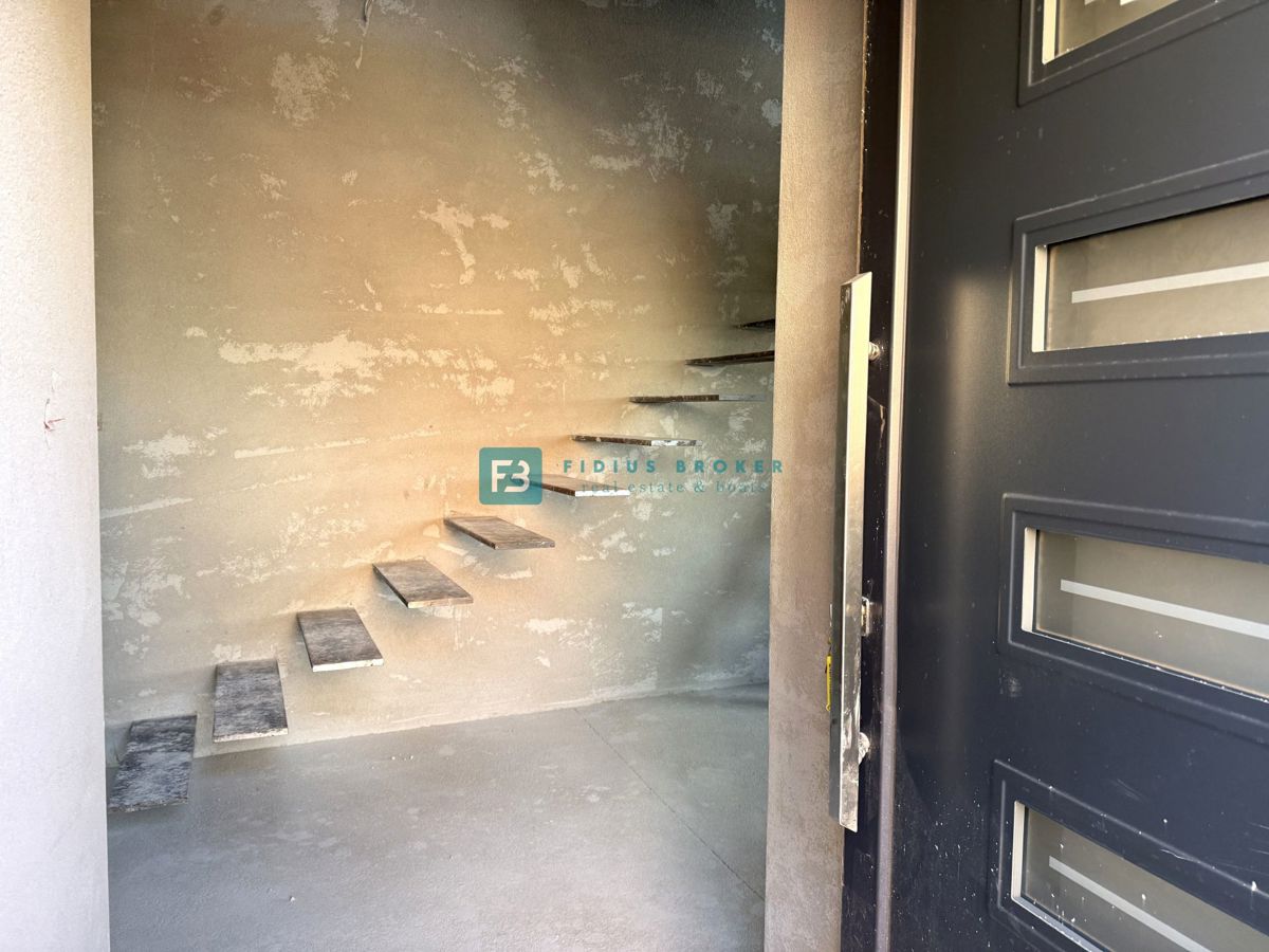 VODICE, novogradnja, dvojček, 650 m od morja, vrt 120 m2, S1