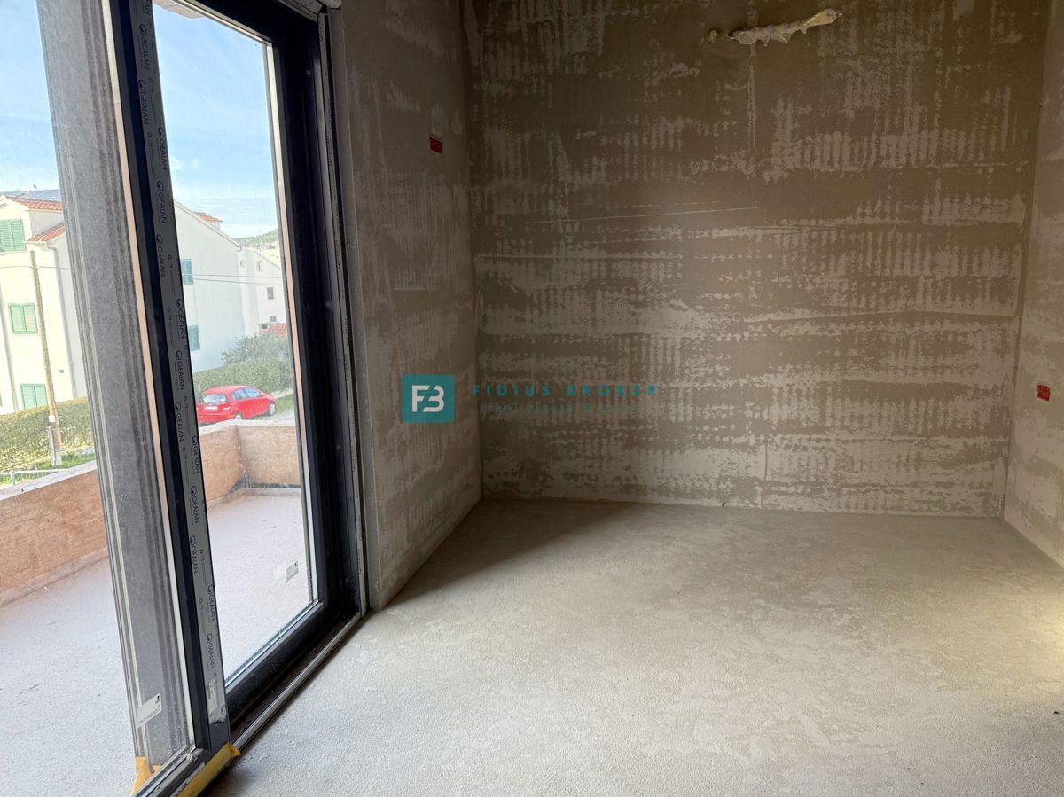 VODICE, novogradnja, dvojček, 650 m od morja, vrt 120 m2, S1