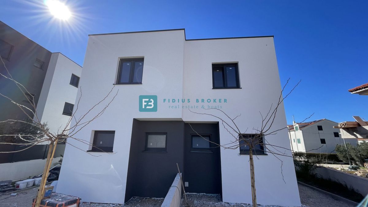 VODICE, novogradnja, dvojček, 650 m od morja, vrt 120 m2, S1