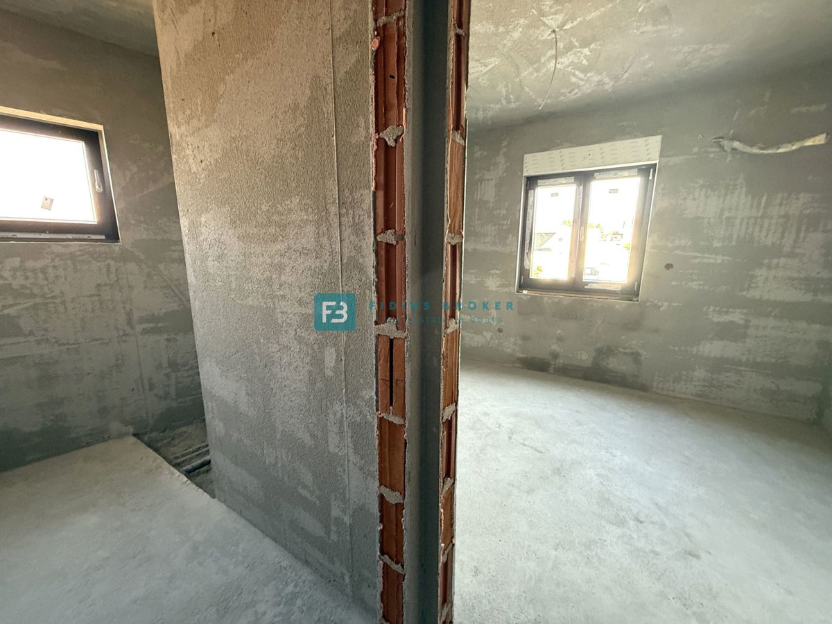 VODICE, novogradnja, dvojček, 650 m od morja, vrt 120 m2, S1