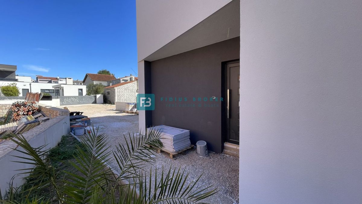 VODICE, novogradnja, dvojček, 650 m od morja, vrt 120 m2, S1