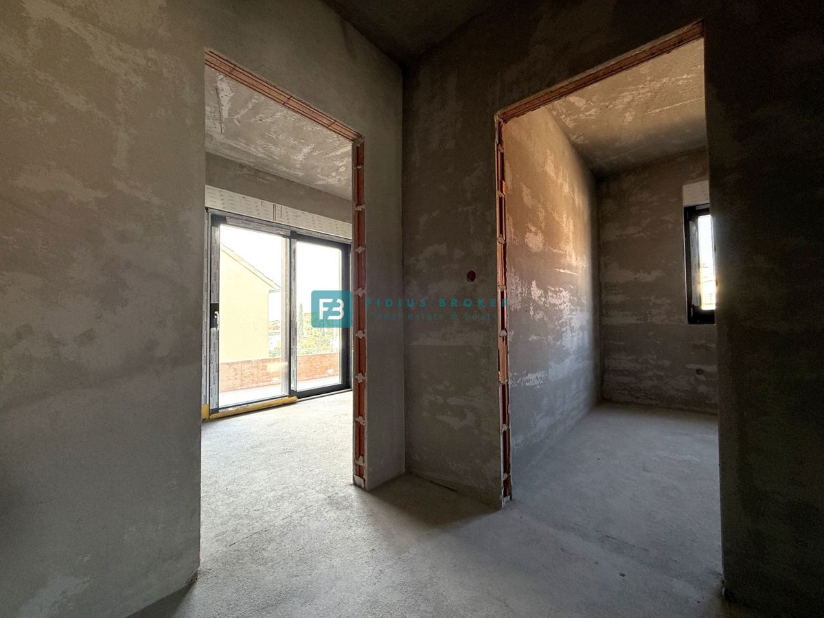 VODICE, novogradnja, dvojček, 650 m od morja, vrt 120 m2, S1