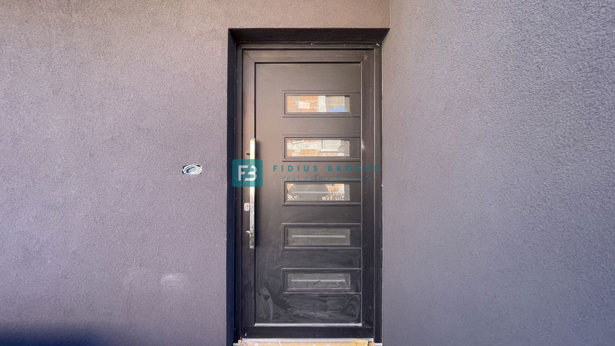 VODICE, novogradnja, dvojček, 650 m od morja, vrt 120 m2, S1