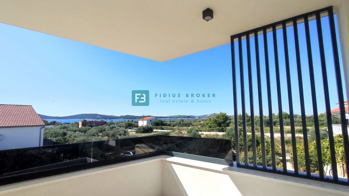 VODICE, novogradnja, moderno stanovanje, 1. nadstropje, 400 m od plaže