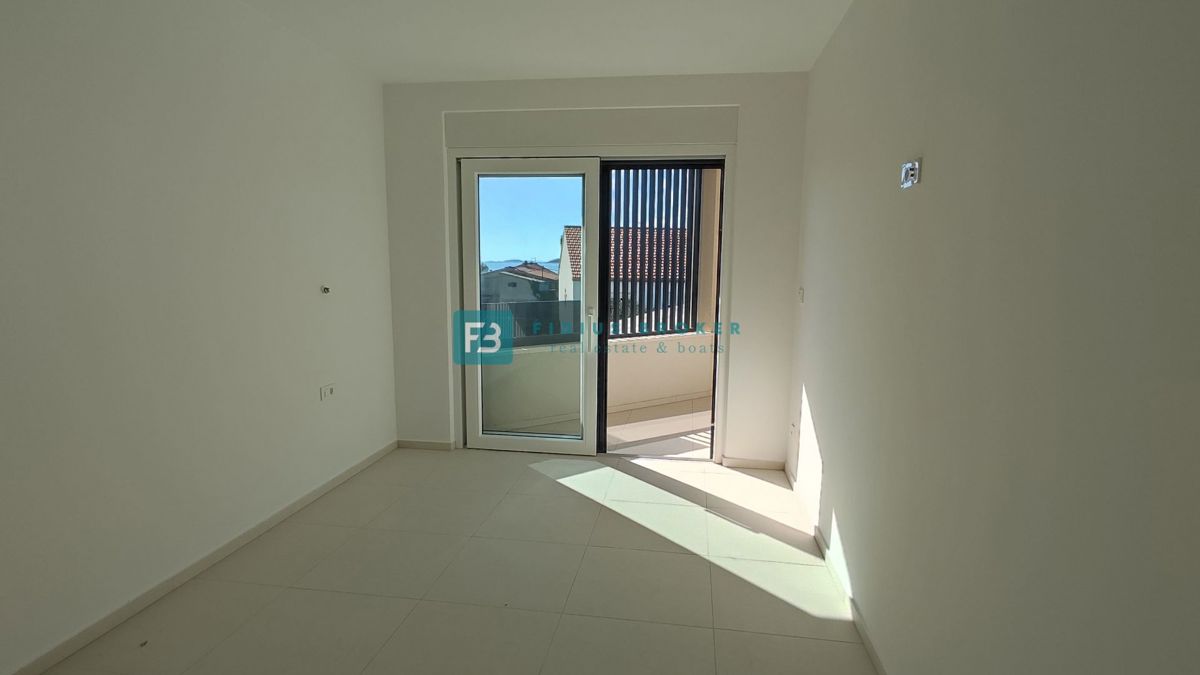 VODICE, novogradnja, moderno stanovanje, 1. nadstropje, 400 m od plaže