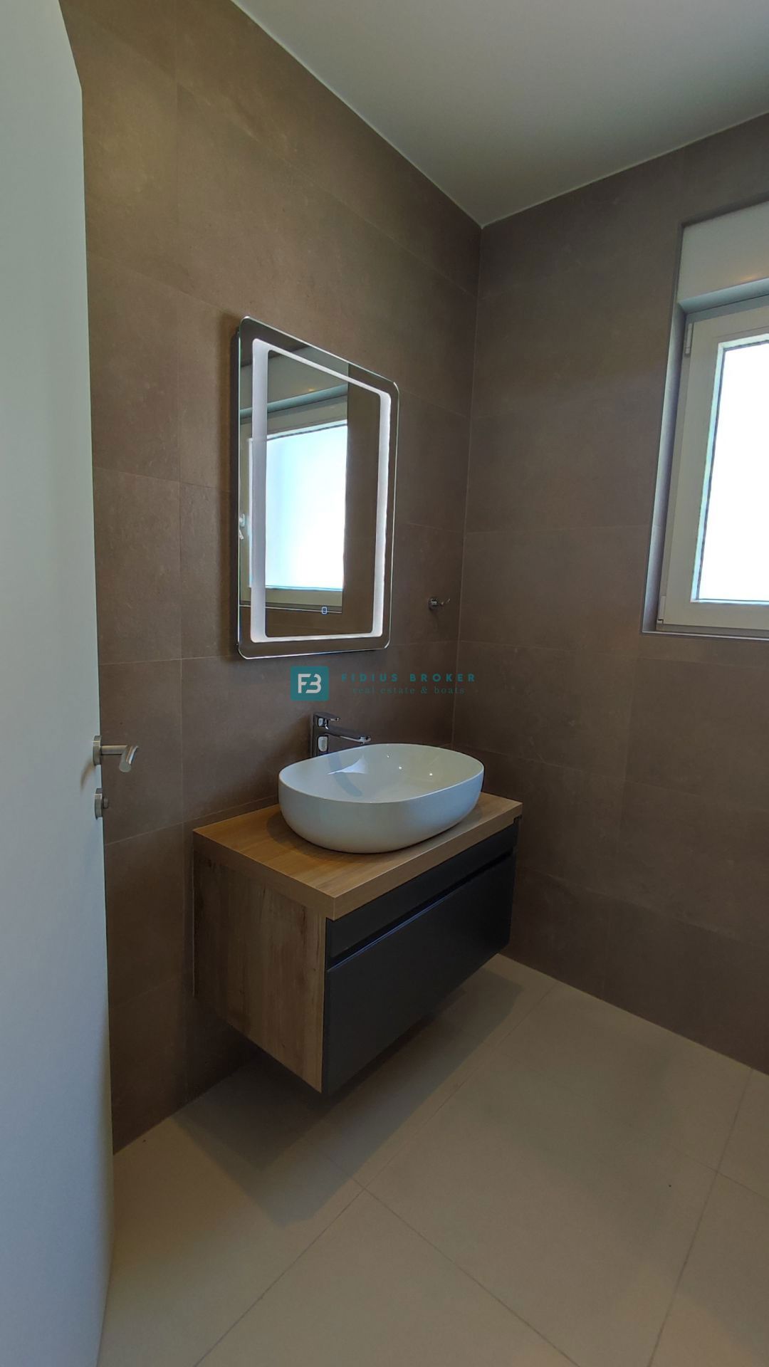 VODICE, novogradnja, moderno stanovanje, 1. nadstropje, 400 m od plaže