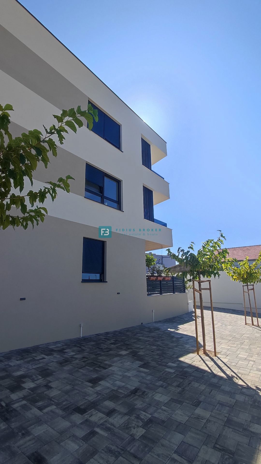 VODICE, novogradnja, moderno stanovanje, 1. nadstropje, 400 m od plaže