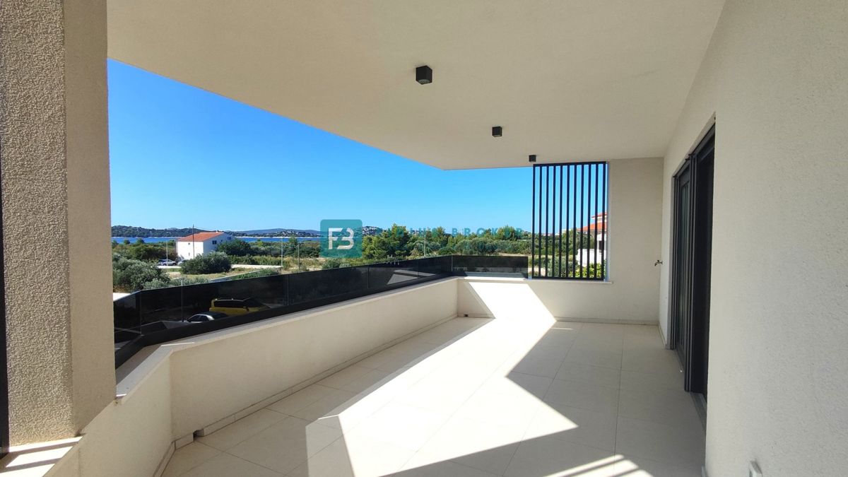 VODICE, novogradnja, moderno stanovanje, 1. nadstropje, 400 m od plaže