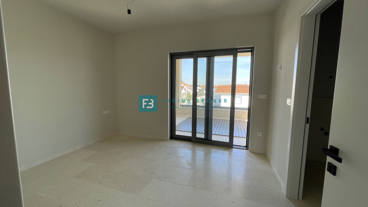 VODICE, penthouse s pogledom na mesto in morje, dvigalo, 2 parkirni mesti