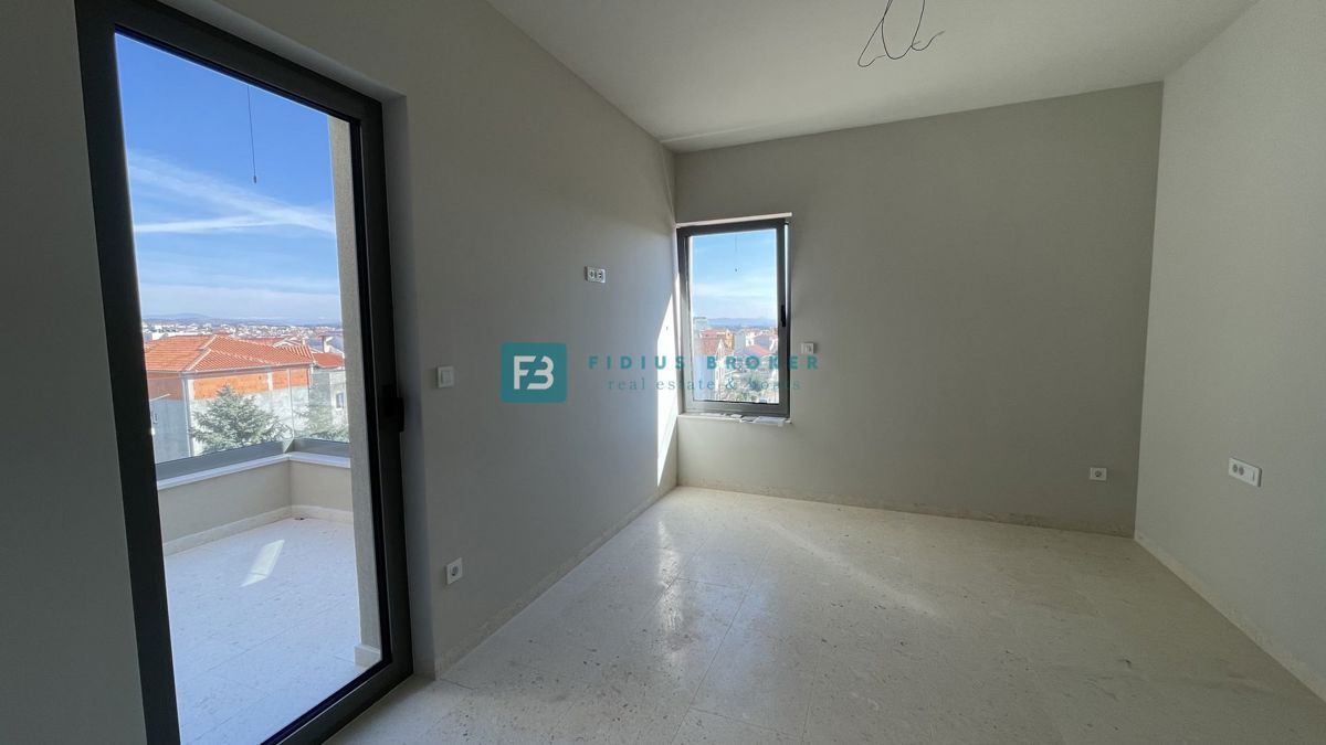VODICE, penthouse s pogledom na mesto in morje, dvigalo, 2 parkirni mesti