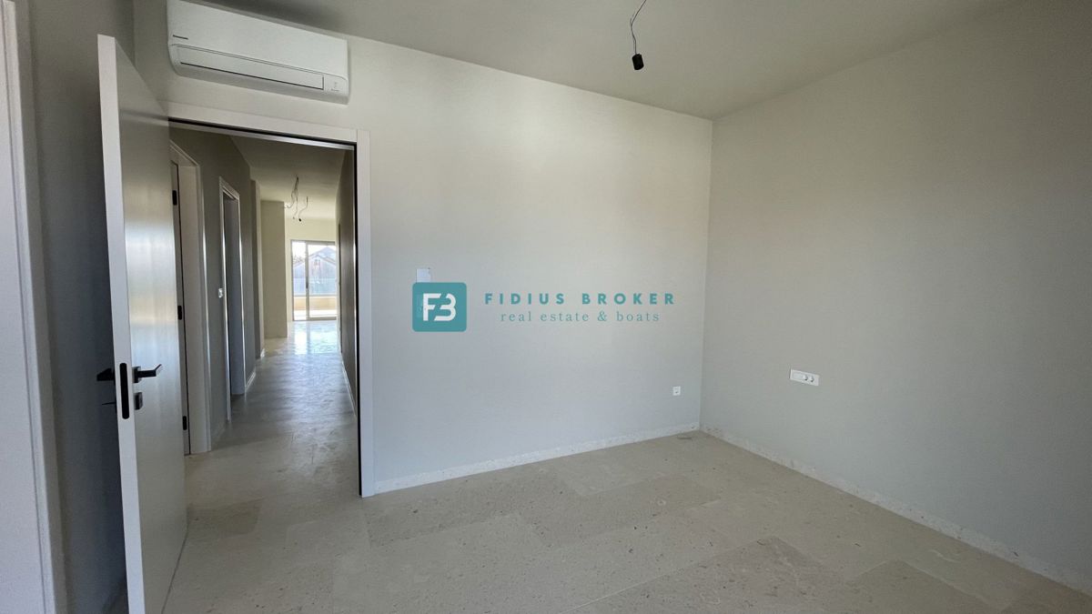 VODICE, penthouse s pogledom na mesto in morje, dvigalo, 2 parkirni mesti