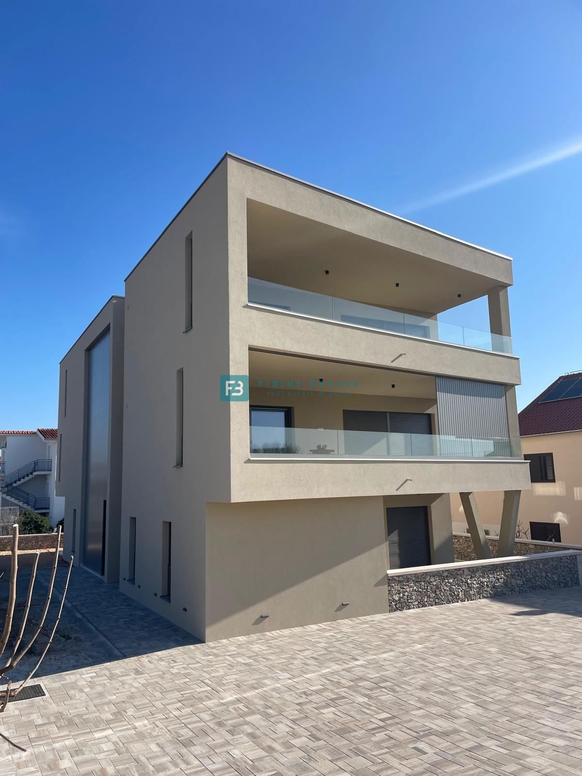 VODICE, penthouse s pogledom na mesto in morje, dvigalo, 2 parkirni mesti