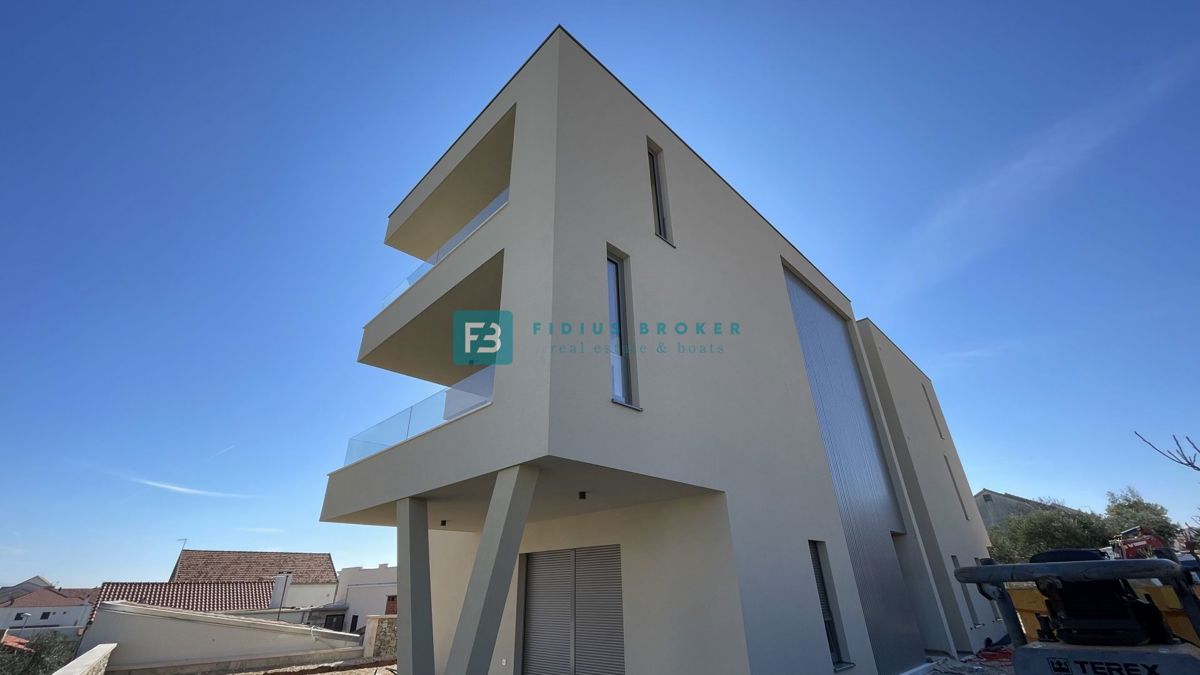 VODICE, penthouse s pogledom na mesto in morje, dvigalo, 2 parkirni mesti