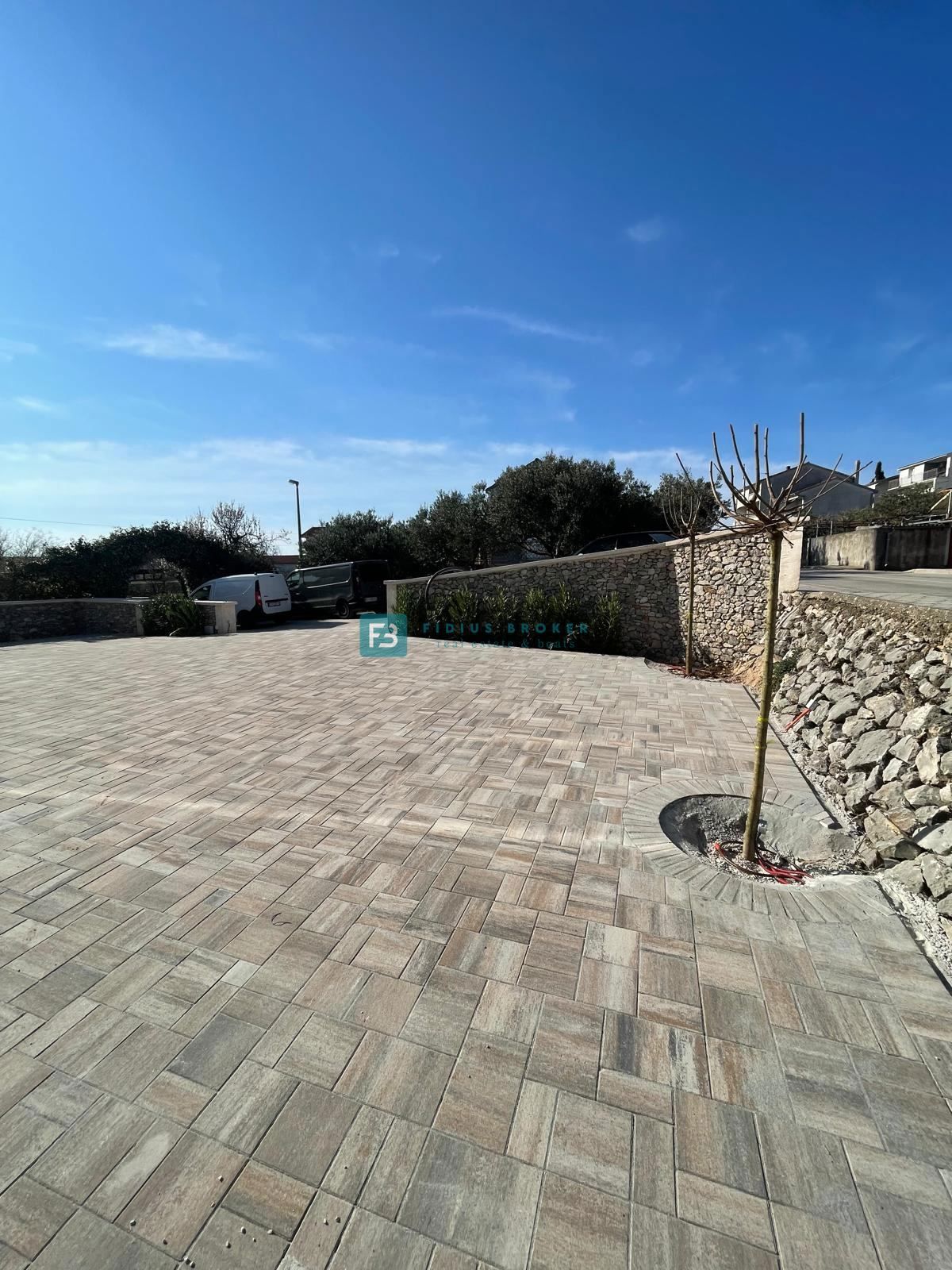 VODICE, penthouse s pogledom na mesto in morje, dvigalo, 2 parkirni mesti