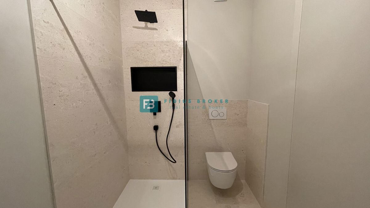 VODICE, penthouse s pogledom na mesto in morje, dvigalo, 2 parkirni mesti