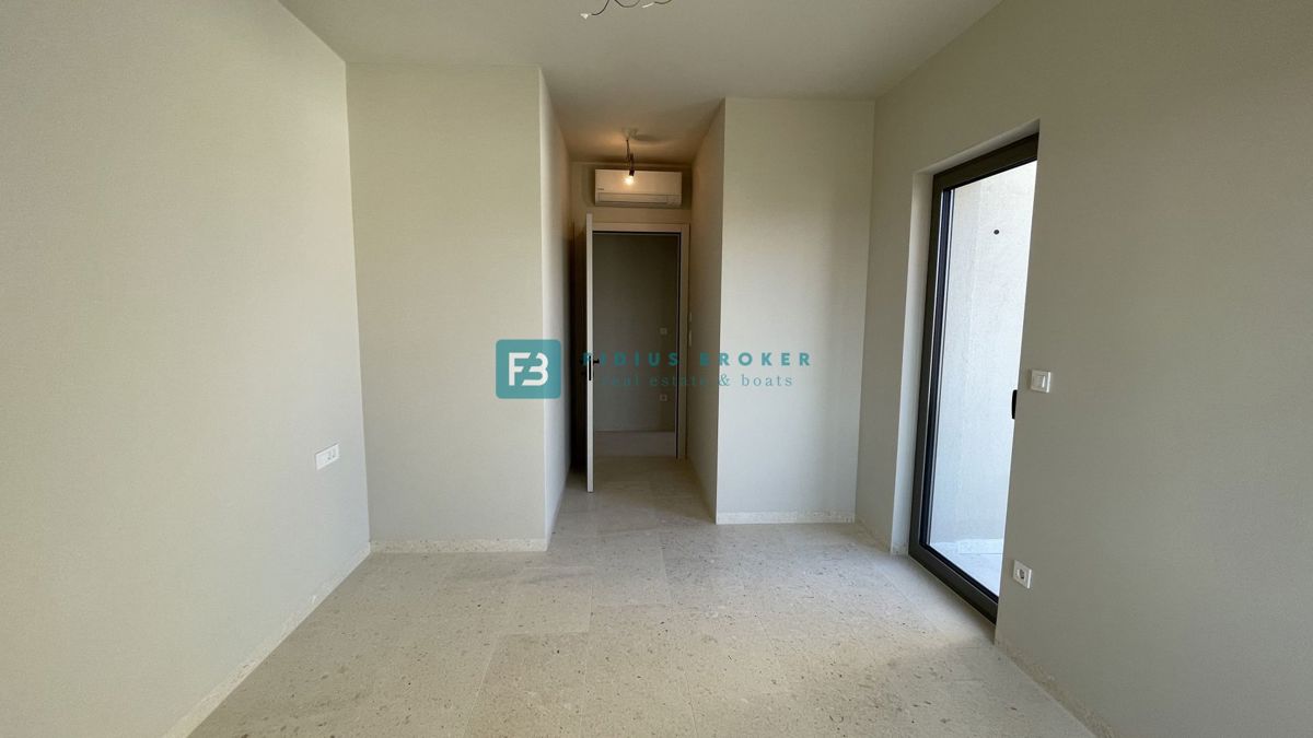 VODICE, penthouse s pogledom na mesto in morje, dvigalo, 2 parkirni mesti