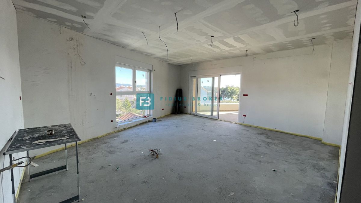 VODICE, novo, vrhunska lokacija, 50 m do plaže, pogled na morje, dvigalo