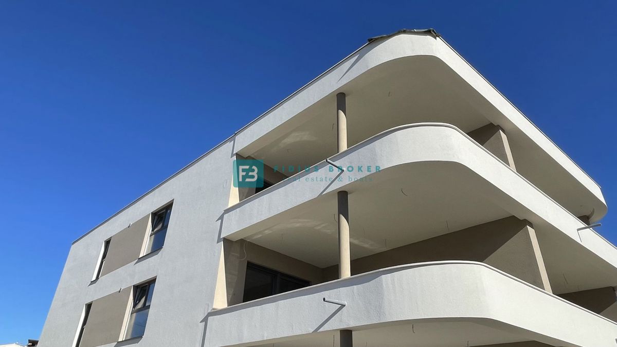 VODICE, novo, vrhunska lokacija, 50 m do plaže, pogled na morje, dvigalo