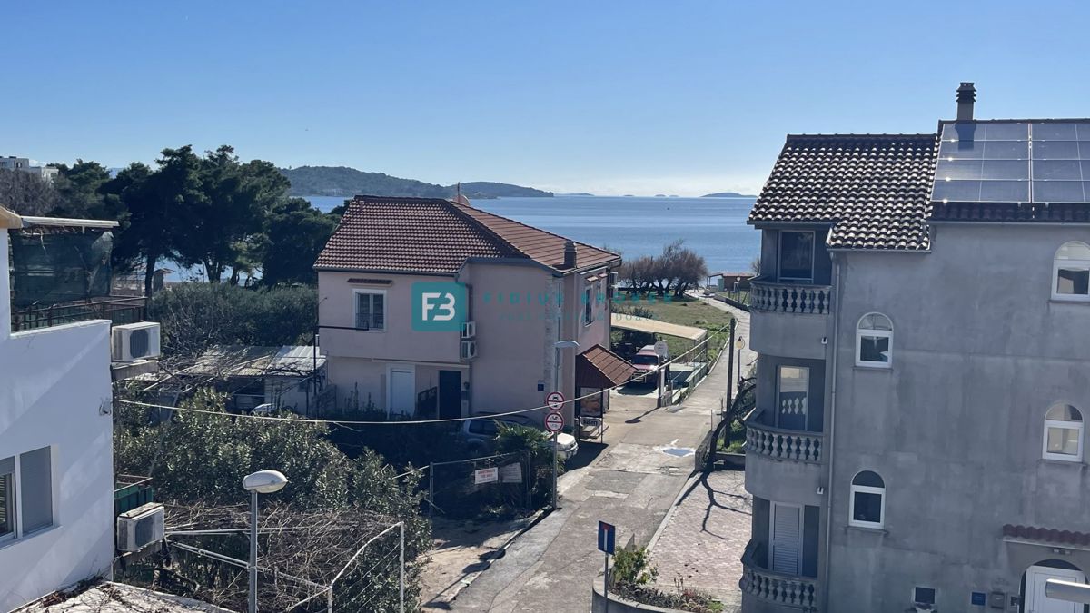 VODICE, novo, vrhunska lokacija, 50 m do plaže, pogled na morje, dvigalo