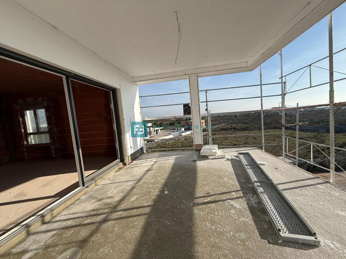 VODICE, novogradnja, 2. nadstropje, pogled na morje, 3 spalnice, 2 parkirni mesti