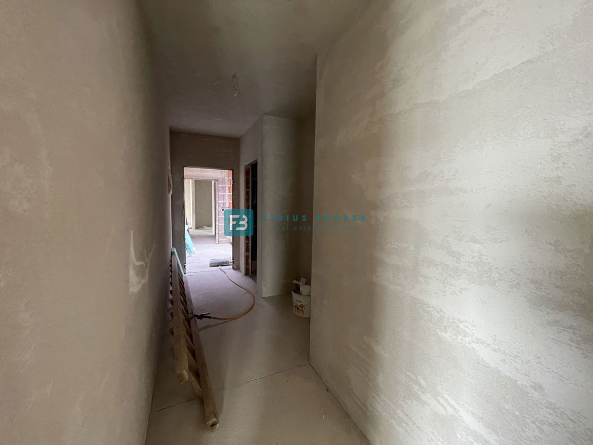 VODICE, novogradnja, 2. nadstropje, pogled na morje, 3 spalnice, 2 parkirni mesti