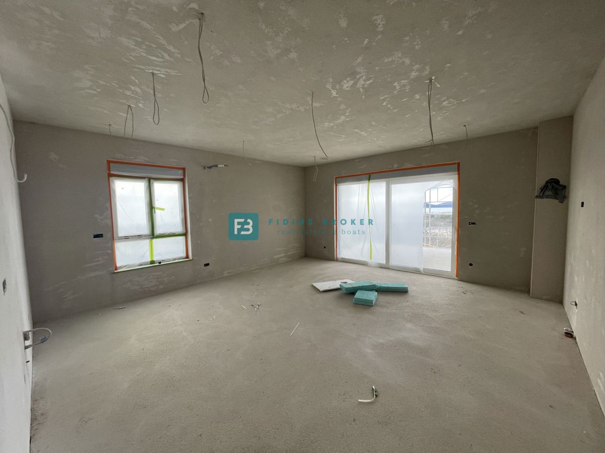 VODICE, novogradnja, 2. nadstropje, pogled na morje, 3 spalnice, 2 parkirni mesti