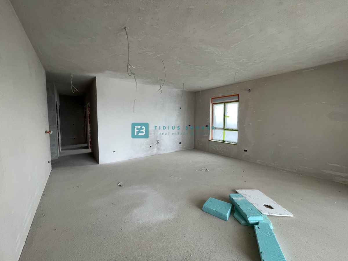 VODICE, novogradnja, 2. nadstropje, pogled na morje, 3 spalnice, 2 parkirni mesti