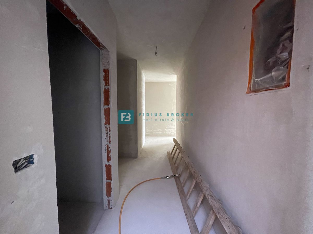 VODICE, novogradnja, 2. nadstropje, pogled na morje, 3 spalnice, 2 parkirni mesti