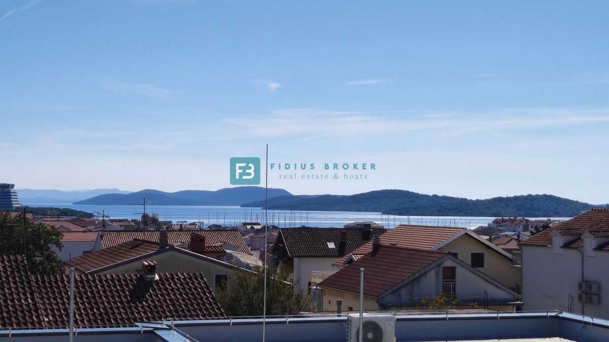 Vodice, 2. nadstropje, vseljivo, panoramski pogled na morje, 2 shrambi